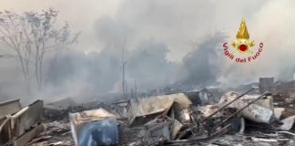 Roma, incendio discarica abusiva Ponte Mammolo: “Tenere le finestre chiuse” – Video
