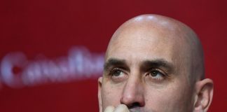 Caso Rubiales, la madre del presidente si barrica in chiesa