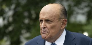 Assalto a Capitol Hill, Giuliani si consegna in Georgia: cauzione da 150mila dollari