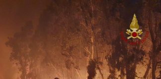 Incendi in Sardegna, brucia il Sud: forte vento alimenta roghi