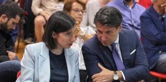 Salario minimo rinviato, opposizioni danno battaglia: “Al via raccolta firme”
