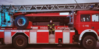 Bimbo bloccato in auto, salvato da vigile fuoco