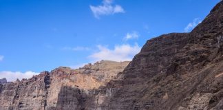Tenerife, 25enne muore travolto da onda anomala: salva la fidanzata