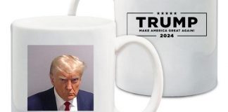 Trump, la foto segnaletica è già un gadget: stampata su tazze e magliette