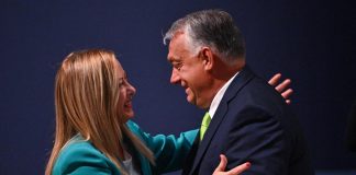 Giorgia Meloni a Budapest, abbraccio con Orban al summit su natalità e famiglia