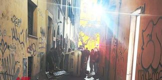 Roma, la 500 si ribalta in centro: la foto