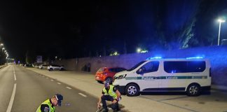 Ha la patente sospesa per alcol ma guida la moto e si ribalta: 48enne al Poma con una vertebra rotta e nei guai con la giustizia