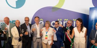 Mantova si tinge di blu: partito il Festivaletteratura: “Un evento unico per programma e location”