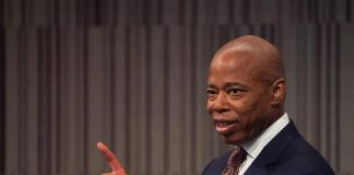 Migranti, New York sfratta gli uomini single: la stretta del sindaco