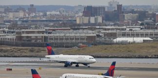 Attacco di diarrea in volo, aereo costretto a tornare indietro