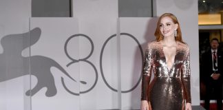 Mostra Venezia, fan impazziti per Jessica Chastain in abito oro scintillante