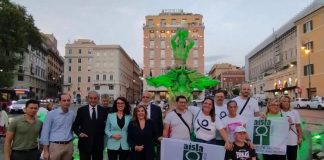 Roma, accesa Fontana del Tritone per avvio maratona Aisla