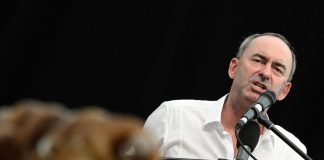 Volantini nazisti, bufera su Aiwanger: ma il suo partito cresce nei sondaggi