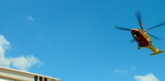 Si rompe un tubo mentre lava l’impianto con la soda, 33enne ustionato al volto