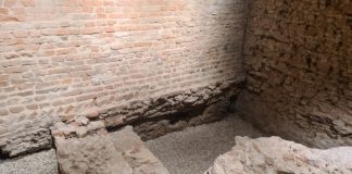 Nella casa dei canonici di S. Barbara resti di mosaici romani e di un battistero medievale. A ottobre apertura al pubblico