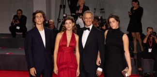 Anche Alessandro Benetton con i figli ad applaudire al Lido ‘Finalmente l’alba’ di Costanzo