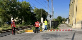 Bozzolo, camion incastrato al passaggio a livello: Rfi e carabinieri ripristinano la circolazione