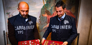 Monete d’oro e preziosi reperti antichi nascosti nella sua villa: nei guai tombarolo mantovano