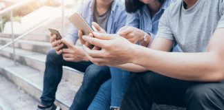 Smartphone accelera pubertà dei maschi, lo studio