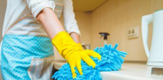 Lavoro domestico, per colf e badanti fino a 80 euro in più: famiglie in affanno