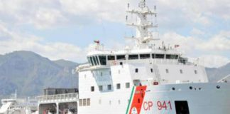 Migranti, nave Diciotti recupera barchini diretti a Lampedusa: 680 persone in salvo