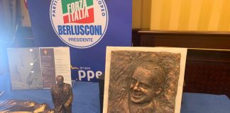 Berlusconi day, statuine e foto a Paestum ma niente ologramma