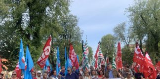 Incidente ferroviario Brandizzo, corteo per le vittime. Familiari: “Vogliamo giustizia”