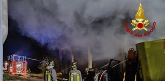 Vasto incendio nella notte in un fienile a Villa Poma. Vigili del Fuoco al lavoro fino alle 19