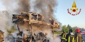 Autocarro in fiamme su autostrada Torino-Savona, circolazione interrotta