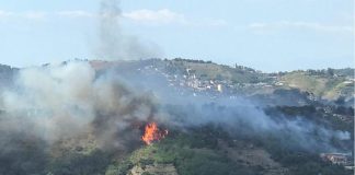 Incendio a Fuorigrotta, brucia collina di Monte Sant’Angelo: persone in fuga