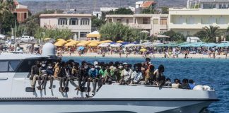Lampedusa, migrante partorisce su motovedetta: neonato morto poco dopo