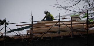 Cede solaio, operaio muore travolto da macerie nel Palermitano