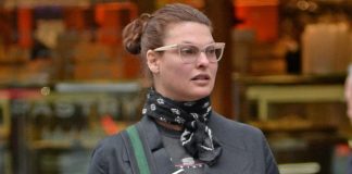 Linda Evangelista: “Operata al seno per tumore, ho un piede nella fossa”