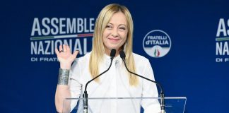Giorgia Meloni, gag sul saluto con la mano destra: “Meglio l’altra…”