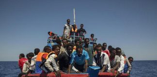 Migranti, espulsione anche per chi mente sull’età: la bozza del decreto