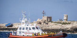 Migranti, a Lampedusa notte di sbarchi. Oggi Giorgia Meloni e Ursula von der Leyen sull’isola