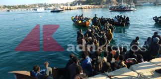 Migranti, barchini in fila in porto Lampedusa: oltre 2mila arrivi in poche ore – Video