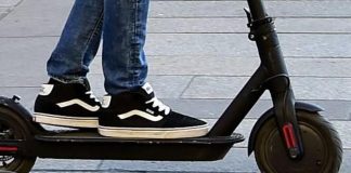 Cade dal monopattino mentre percorre via Trento in contromano, 29enne in ospedale