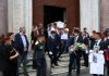 Musicista ucciso a Napoli, applausi e lacrime ai funerali di Giovanbattista Cutolo