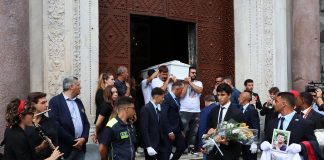 Musicista ucciso a Napoli, applausi e lacrime ai funerali di Giovanbattista Cutolo
