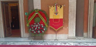 Giorgio Napolitano, corona Pd e gonfalone città di Napoli i primi omaggi al Senato
