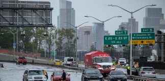 Inondazioni a New York, il sindaco: “Evento meteo pericoloso, state a casa”