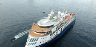 Nave da crociera incagliata in Groenlandia, falliti i tentativi di liberarla
