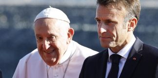 Papa: “Migranti non invadono, cercano accoglienza”. A Marsiglia incontro con Macron