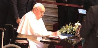 Napolitano, il messaggio lasciato dal Papa alla camera ardente