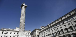 Meloni ‘toglie’ le transenne, Piazza Colonna riapre al pubblico