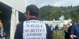 Pontida, militanti chiedono blocco navale. Spunta la maglia ‘cedere Lampedusa all’Africa’