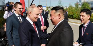 Putin accoglie Kim con lunga stretta di mano, incontro in corso