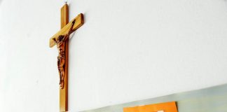 Crocifisso obbligatorio a scuola, in ospedale e aeroporto: la richiesta della Lega