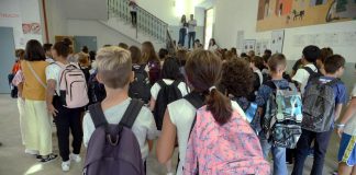 Dl Caivano, la bozza: fino a due anni di carcere se il figlio non va a scuola